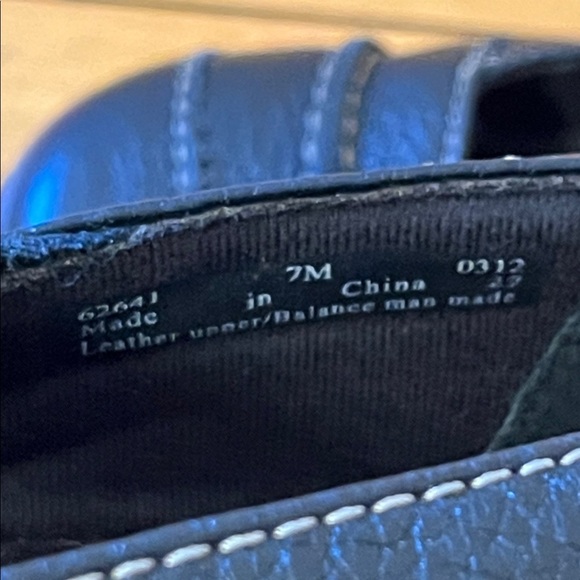 CLARKS Ashland Avenue Mary Jane Flats Shoes Black Leather Round Toe Velcro EUC - Picture 8 of 8